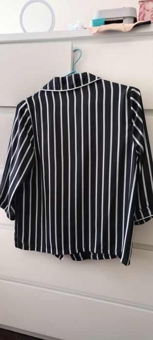 blusa preta com riscas