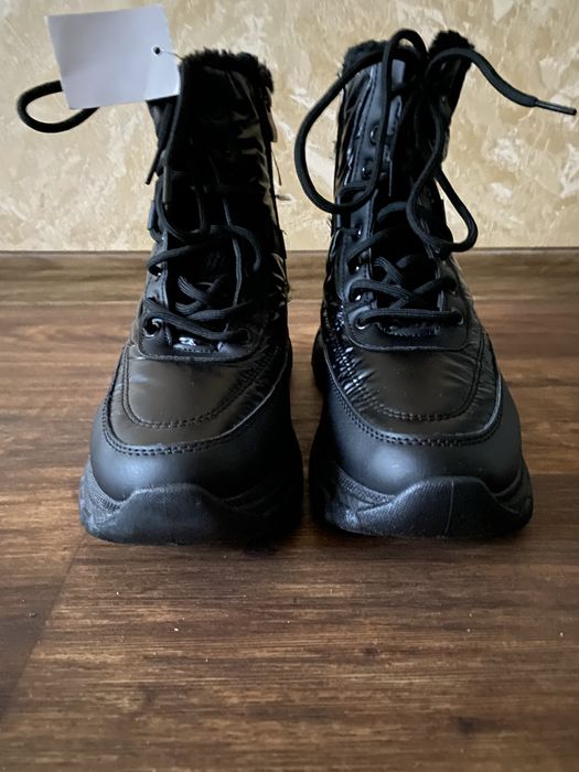 Кросівки, черевики жіночі зимові