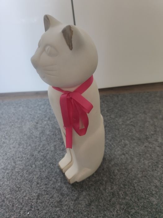 Sympatyczny kot z porcelany