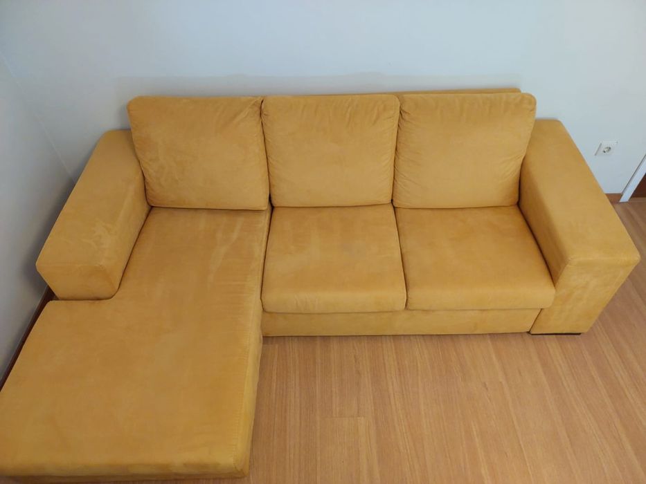 Sofá amarelo mostarda