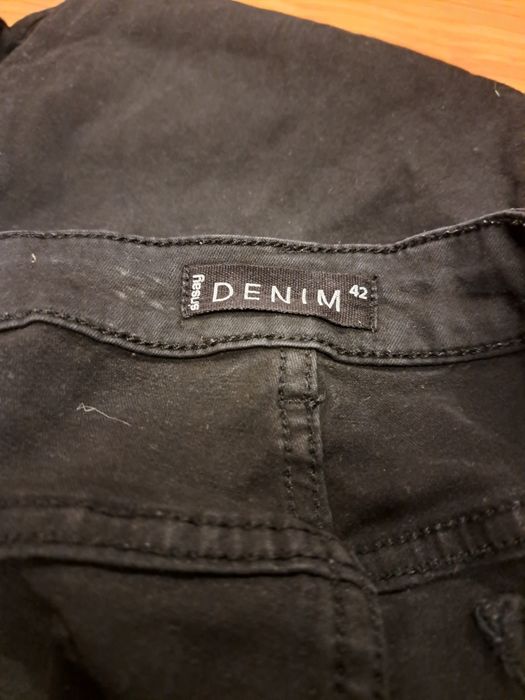 Czarne jeansy elastyczne Sinsay damskie 42 z rozdarciami rurki
