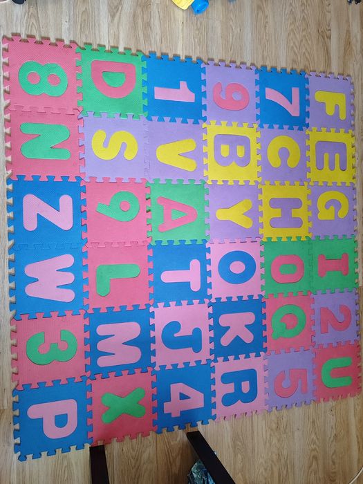 Mata piankowa puzzle 175x175 cm - 72 elementy 36 puzzli alfabet cyfry
