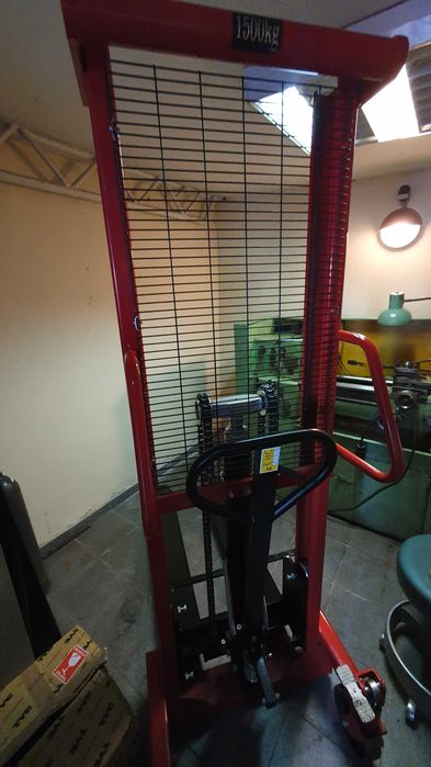 Wózek paletowy-masztowy