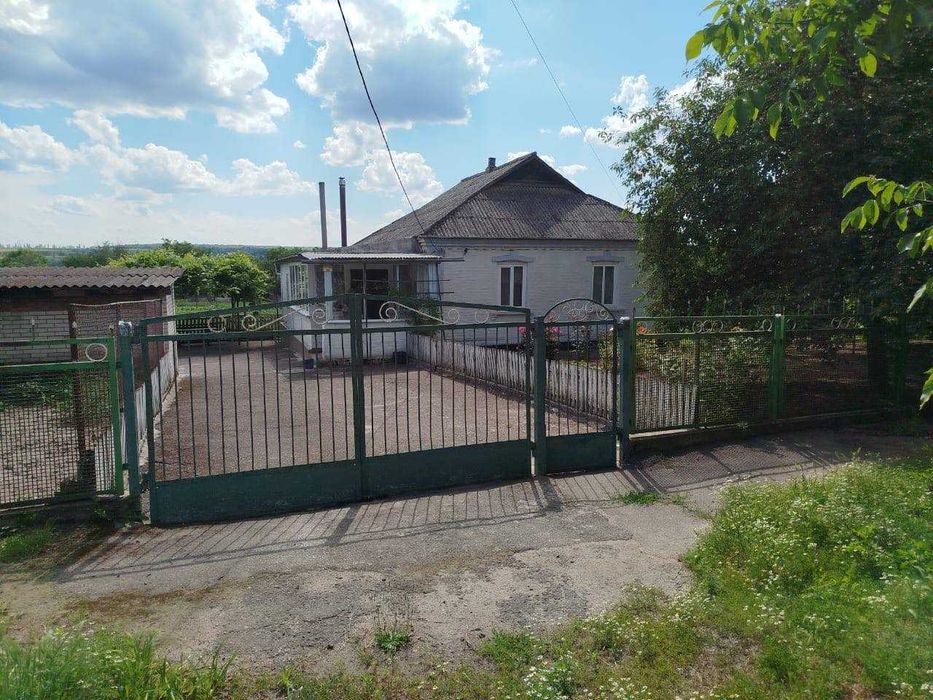 Продам будинок із зручностями