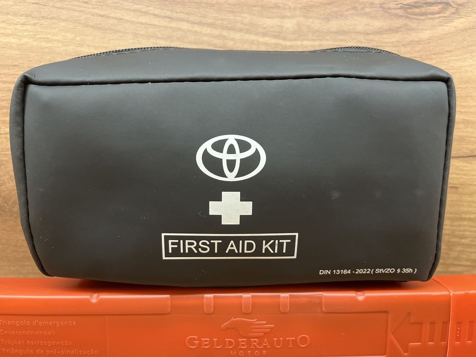 Apteczka samochodowa trójkąt ostrzegawczy Toyota- nowa!