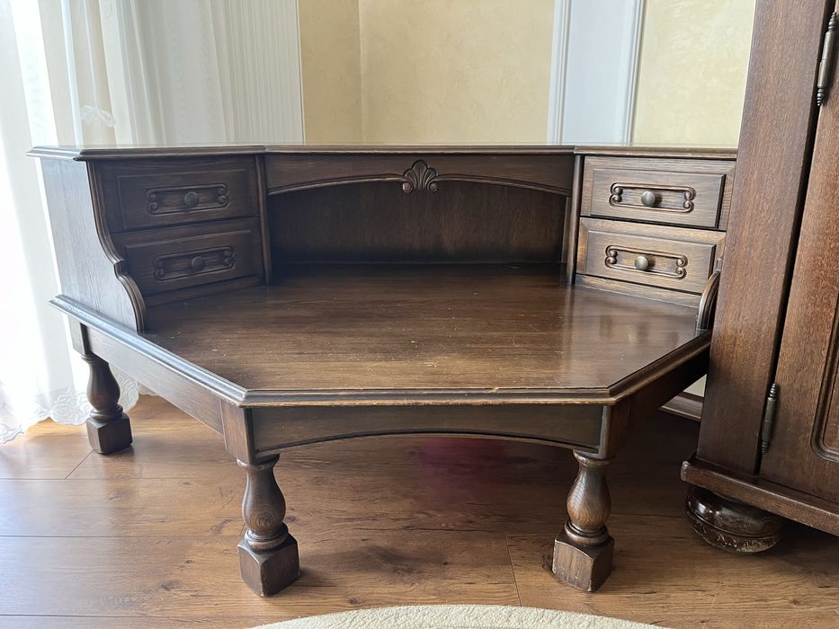 Куток з натурального дерева