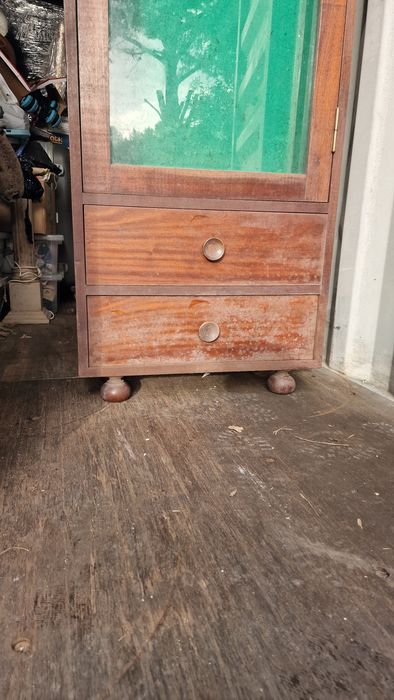 Armeiro em razoável estado.