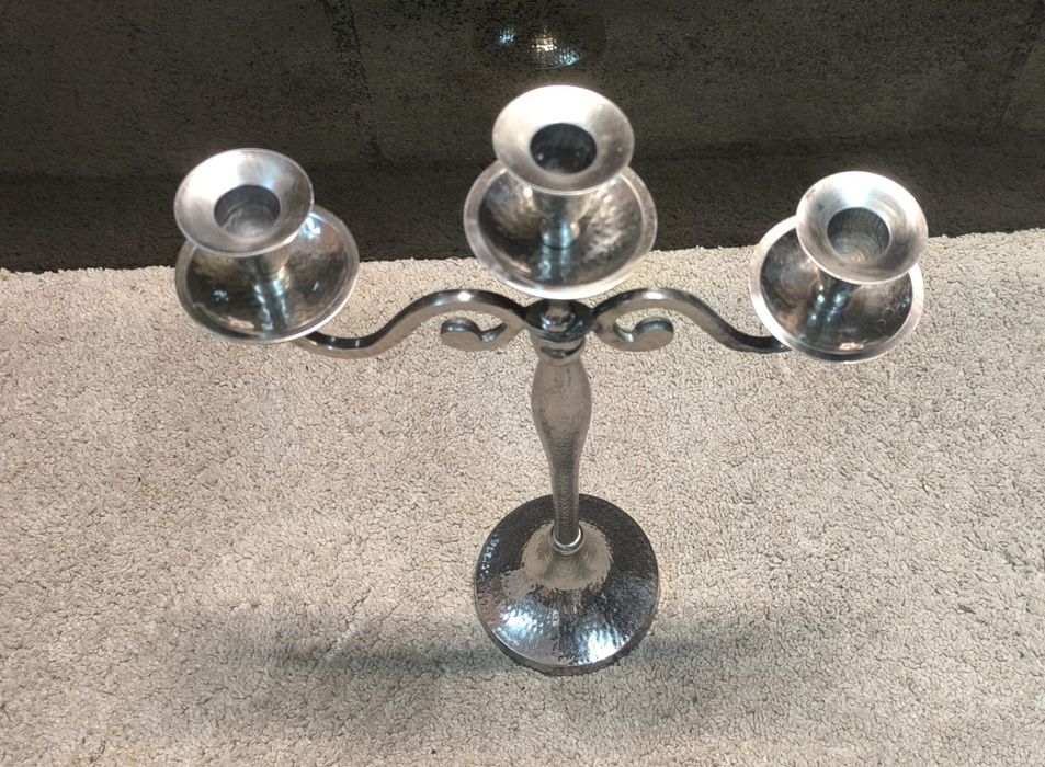 Belíssimo castiçal três lumes em metal, medidas: 44/30cm