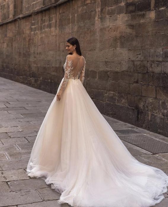 Весільна сукня довгий шлейф