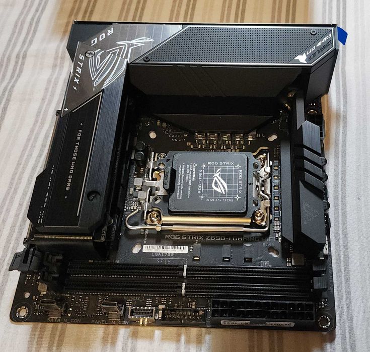 Asus ROG STRIX Z690i ITX  Wi-Fi материнська плата для міні ПК Intel LGA1700(12x00, 13x00, 14x00). DDR5. PCEex 5.0