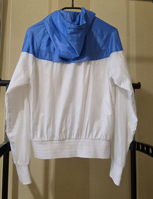 Жіноча вітрівка Nike Windrunner оригінал розмір M
