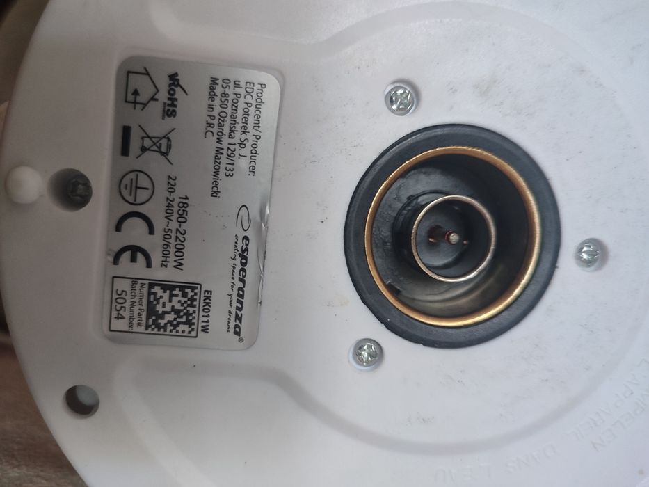 Електрочайник Еsperanza. На деталі (зламана кришка)