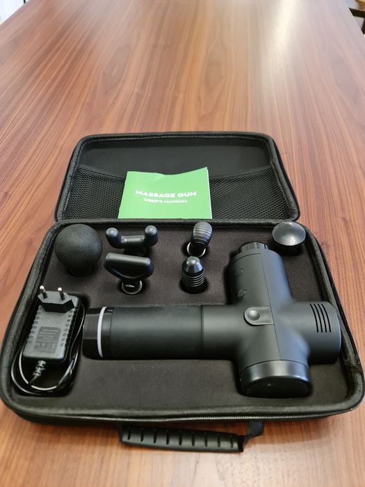 Pistola de massagem com vários acessórios