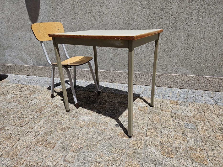 Mesas e cadeiras individuais de estudo