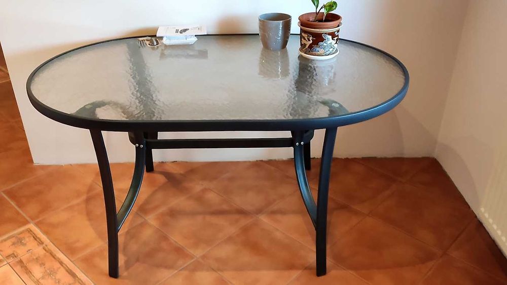Stół owalny  ze szklanym blatem.