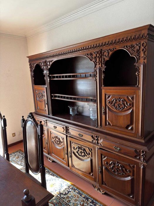 Conjunto de Mobiliário de Sala de Jantar em Madeira - Estilo Clássico