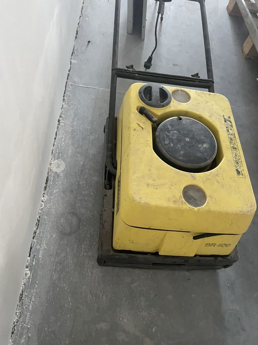 продам підлогомиючу машину керхер br400 в гарному робочому стані