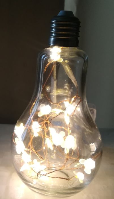 Ofereça de um modo criativo  lâmpadas e/ou garrafas iluminadas