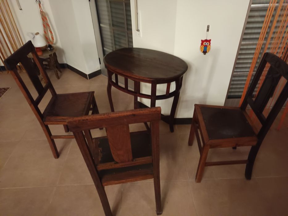 Mesas e cadeira de sala