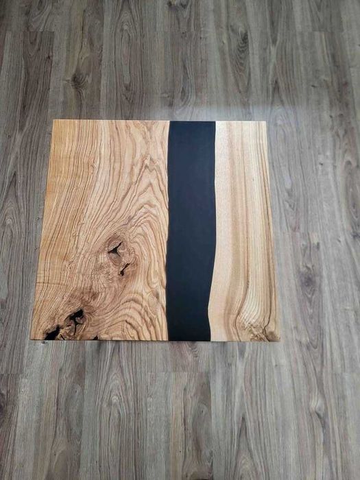 Stolik dębowy z żywicą