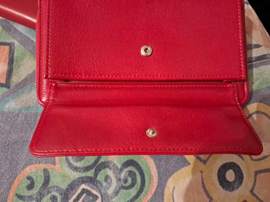 Torebka miała odpinany paseczek-portfel czerwony