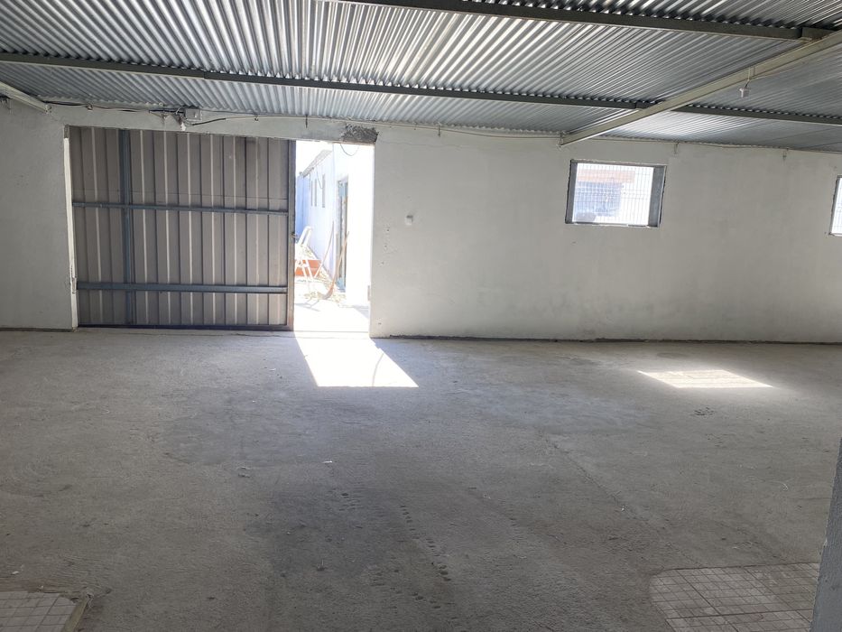 Armazém com cerca de 230 m2