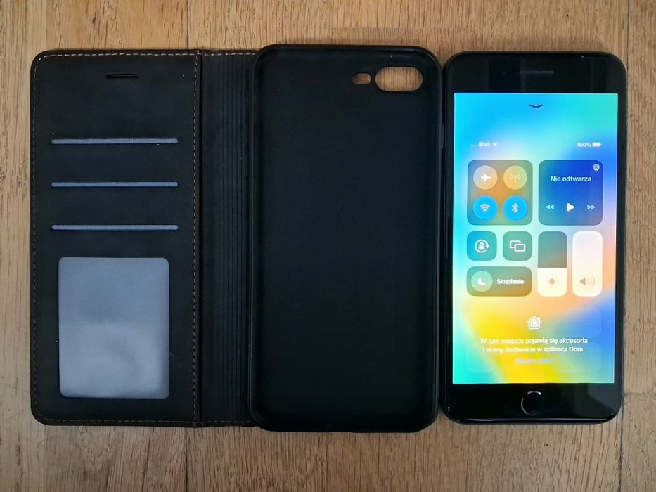 IPhone 8 Plus 64 GB + etui na dokumenty