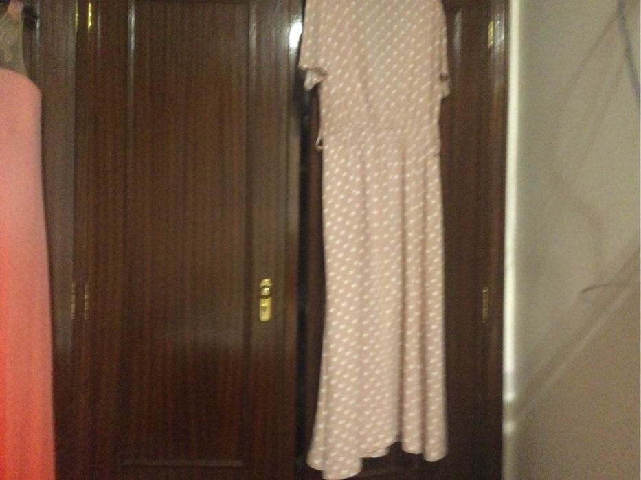 Vestido rosa ás bolinhas brancas