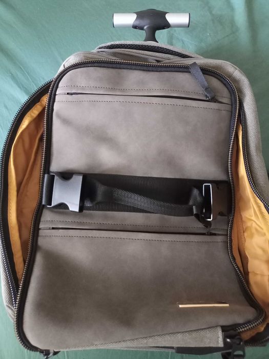 Mochila nova com rodas para viagens