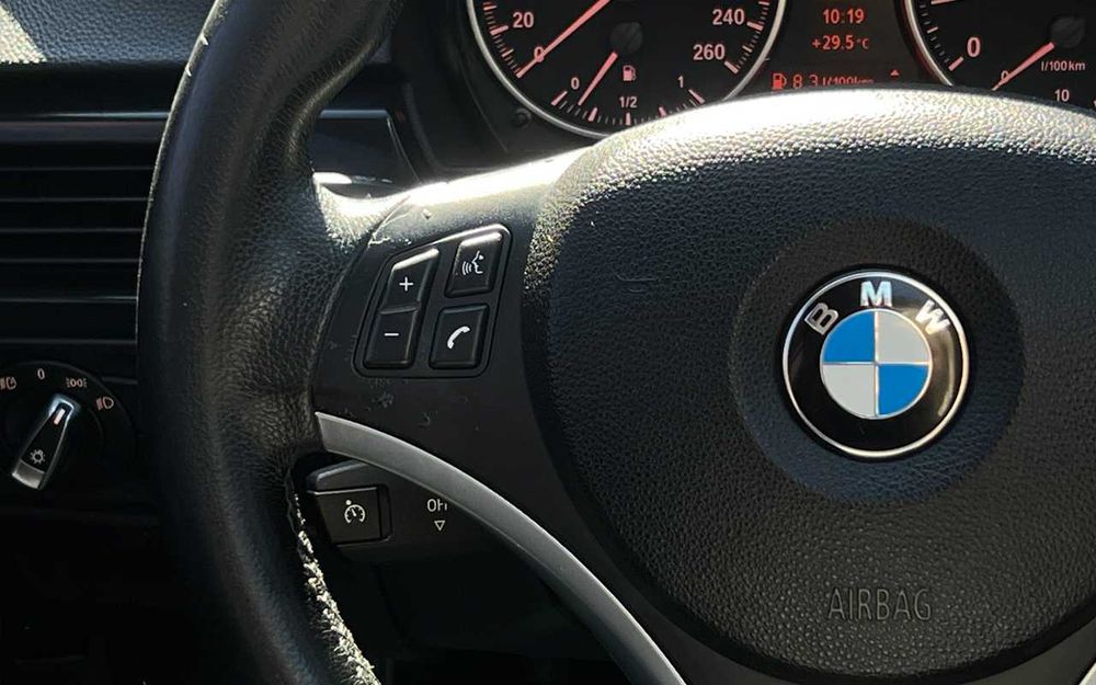 BMW 320 I 2009 року