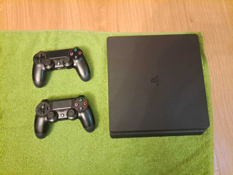 PlayStation 4 Slim 500 GB + 2 pady + 3 kable
