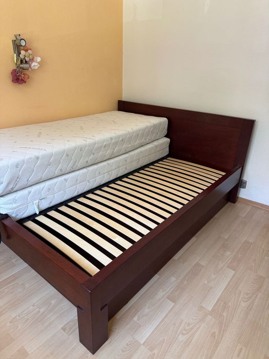 Dębowe łóżko 160x200 kolor wiśniowy, 2 materace, stan bardzo dobry