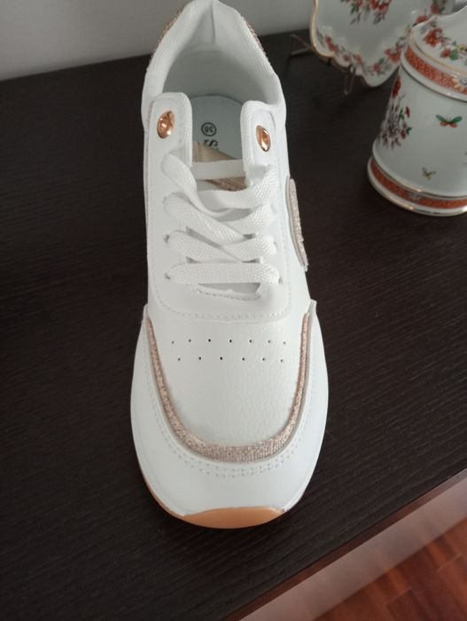 Sapatilhas douradas e brancas 38 NOVAS