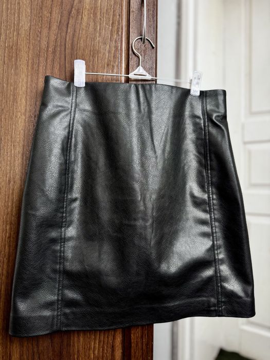 Елегантна шкіряна спідниця – must-have у гардеробі!