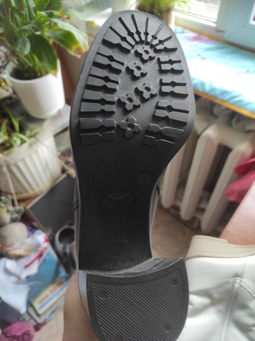 Продаю сапоги из натуральной кожи