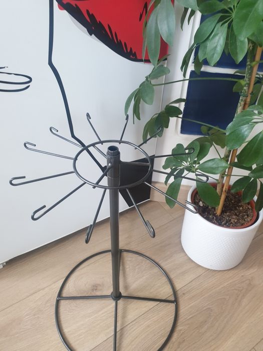 Metalowy stojak na biżuterię