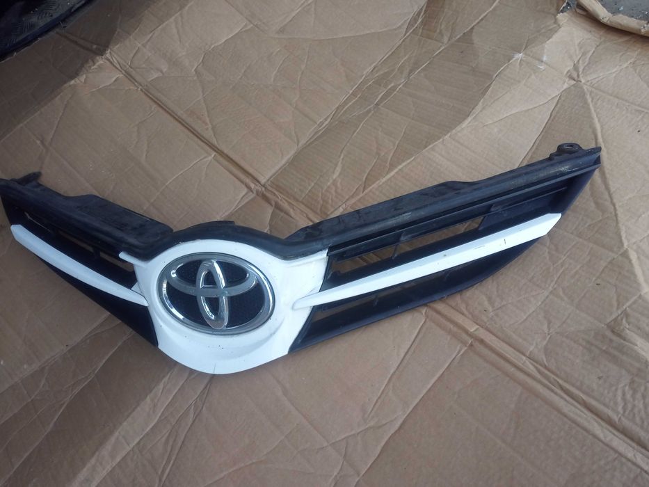 toyota AURIS II 13-15 grill atrapa zderzaka przód
