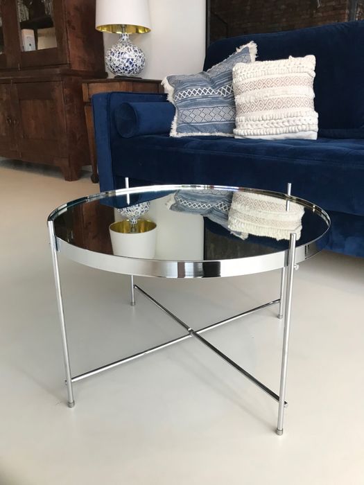 Nowoczesny okrągły stolik kawowy z lustrem firmy Westwing