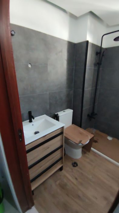 Remodelação. Pintura canalização elétrica