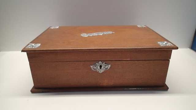 Caixa de costura antiga em Madeira