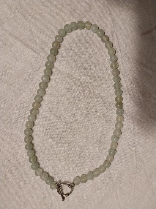 Dois colares em pedras um Hematite o outro de. Pérolas de. Jadee