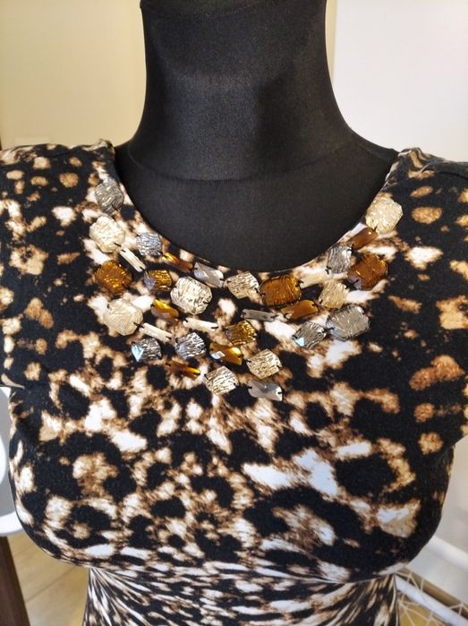 Sukienka panterka kamienie