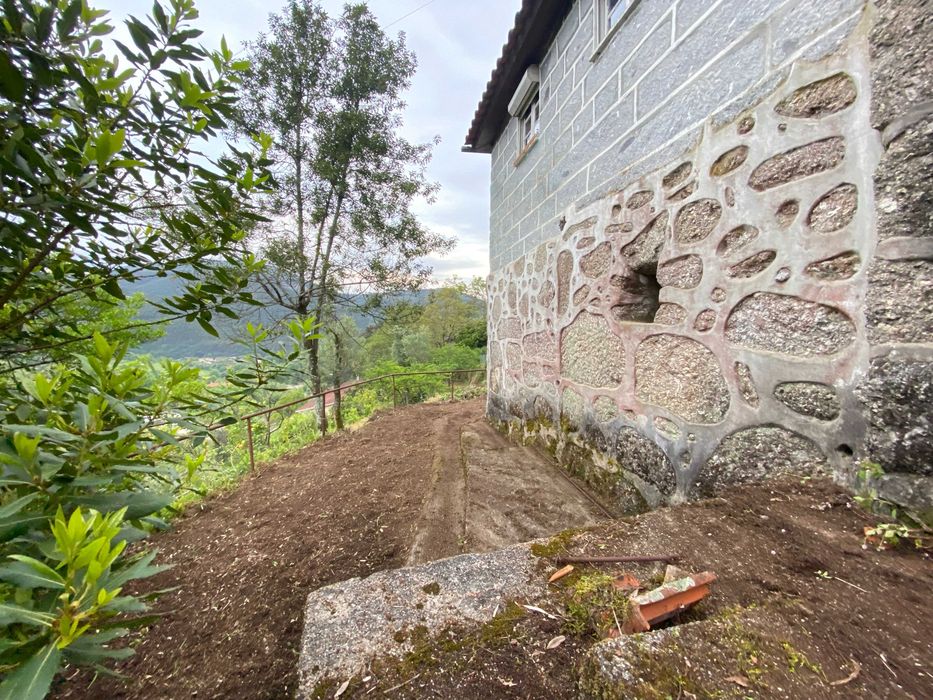 Moradia em pedra para recontrução com vistas panoramicas.