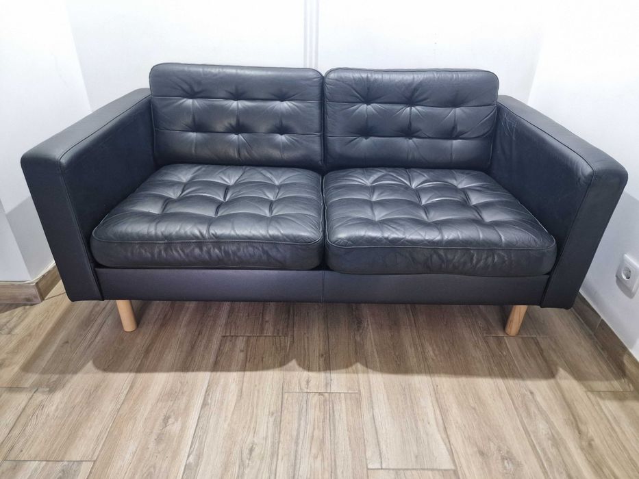 Sofá IKEA LANDSKRONA 2 Lugares (Pele Preta / Pés em Madeira) – Excelente Estado