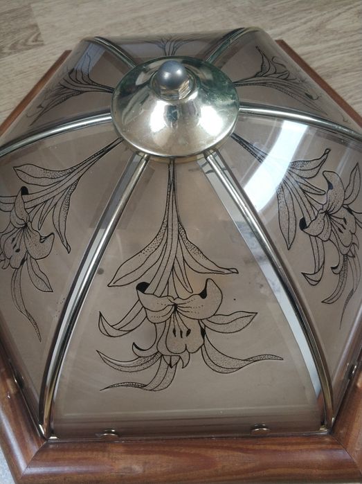 Plafoniera sufitowa lub ścienna.