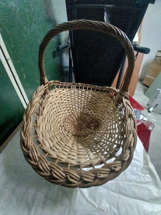Cesta em vime antiga