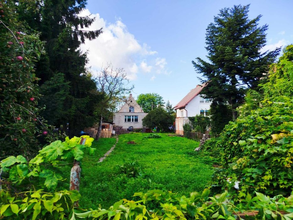 Na sprzedaż działka 900m2 z domem 130m2.Super lokalizacja!