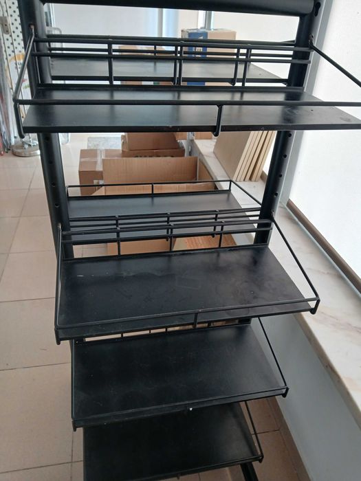 Expositor com 8 prateleiras em bom estado