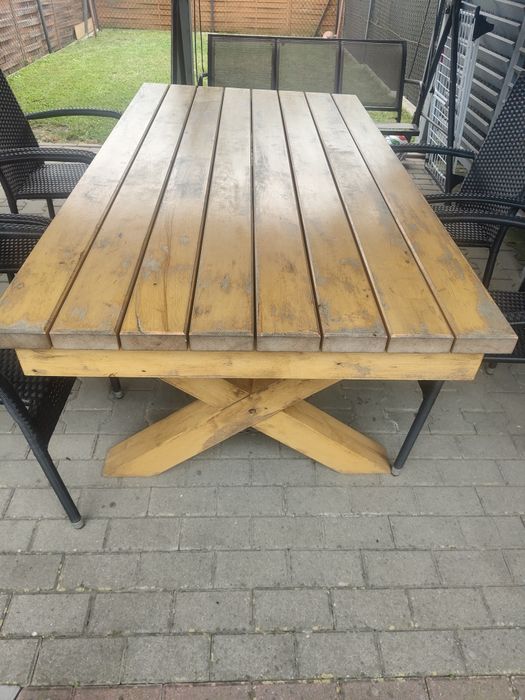 Stół ogrodowy z drewna