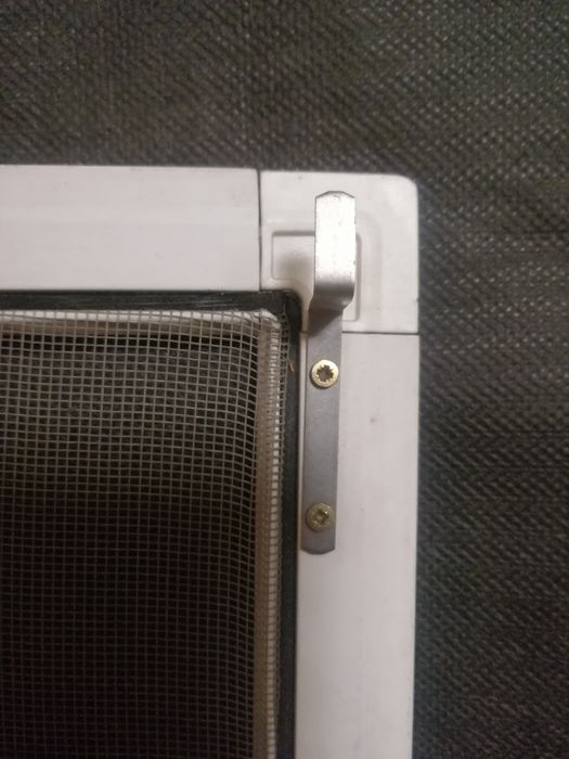 90Moskitiera w białej ramce aluminiowej 132cm x 79cm